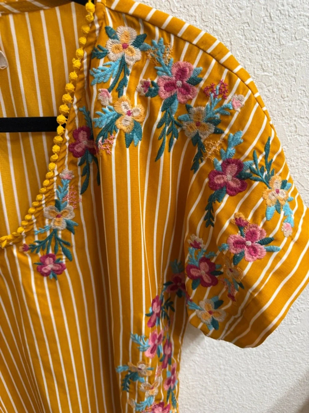 Savanna Jane Cute Mustard Yellow Striped Embroidered V-Neck Top Size S - Picture 4 of 8